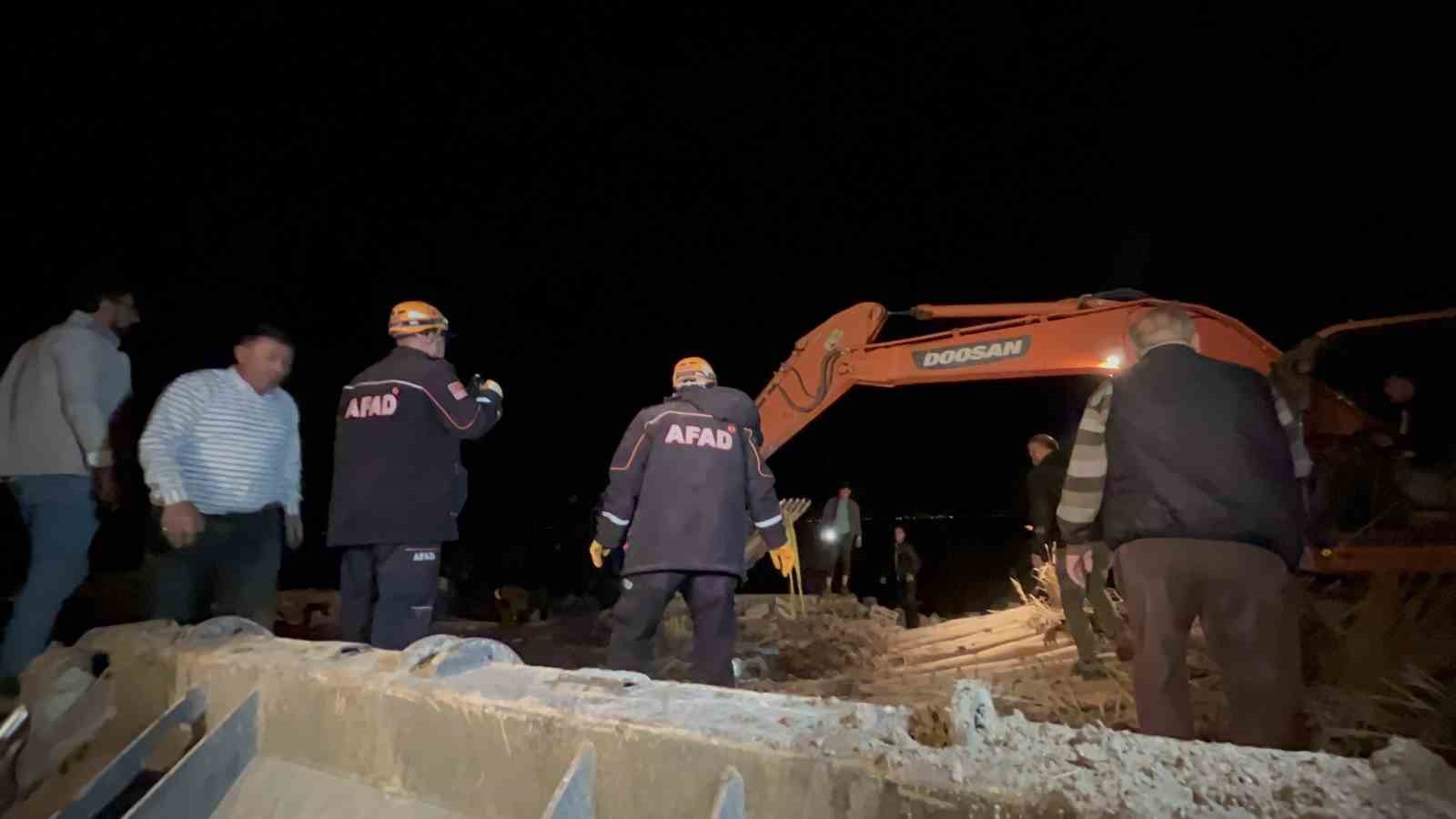 ŞİDDETLİ YAĞIŞ NEDENİYLE MANDIRA ÇÖKTÜ: