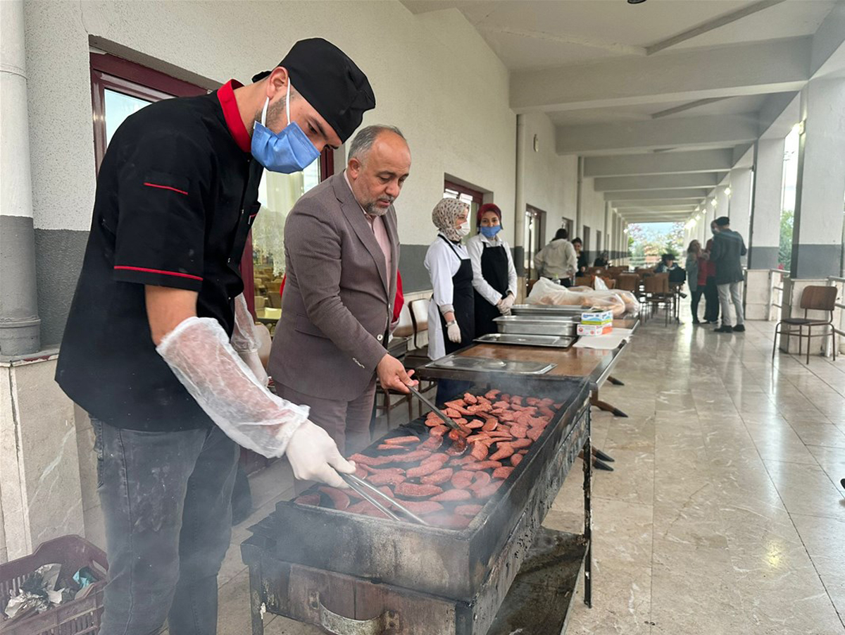 Öğrenci Dostu Müdürden Gençlere Büyük Jest
