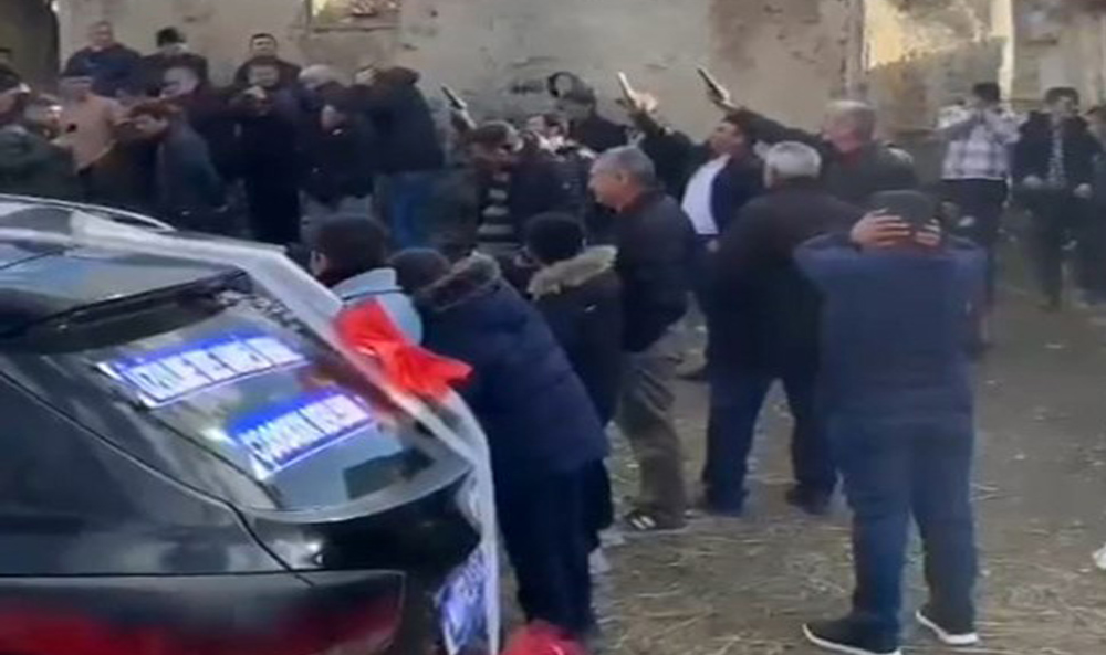 MUHTAR VE BERABERİNDEKİLER MAGANDALIĞA SOYUNDU
