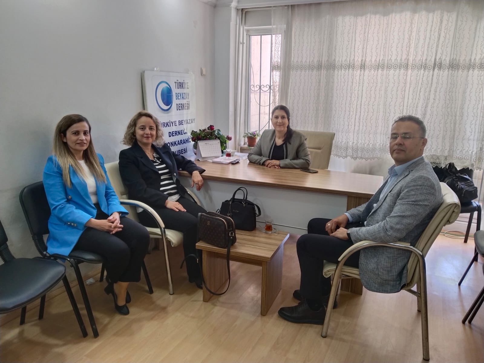 Valilik Temsilcileri Beyaz Ay Derneği'ni Ziyaret Etti
