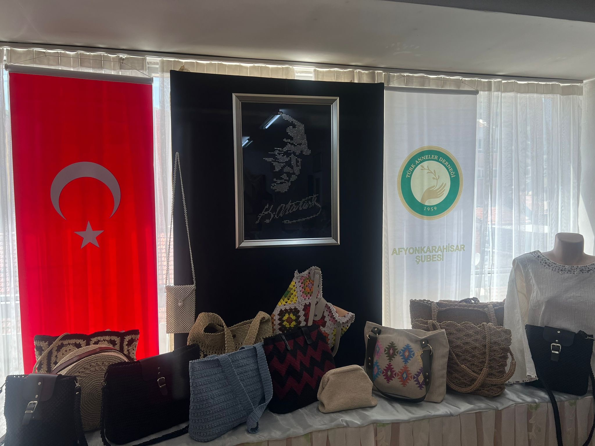 TÜRK ANNELER DERNEĞİNDEN GELENEKSEL YIL SONU SERGİSİ