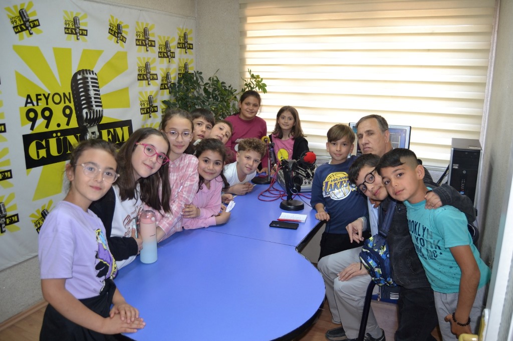 MİNİK ÖĞRENCİLER RADYOCULARI UNUTMADI