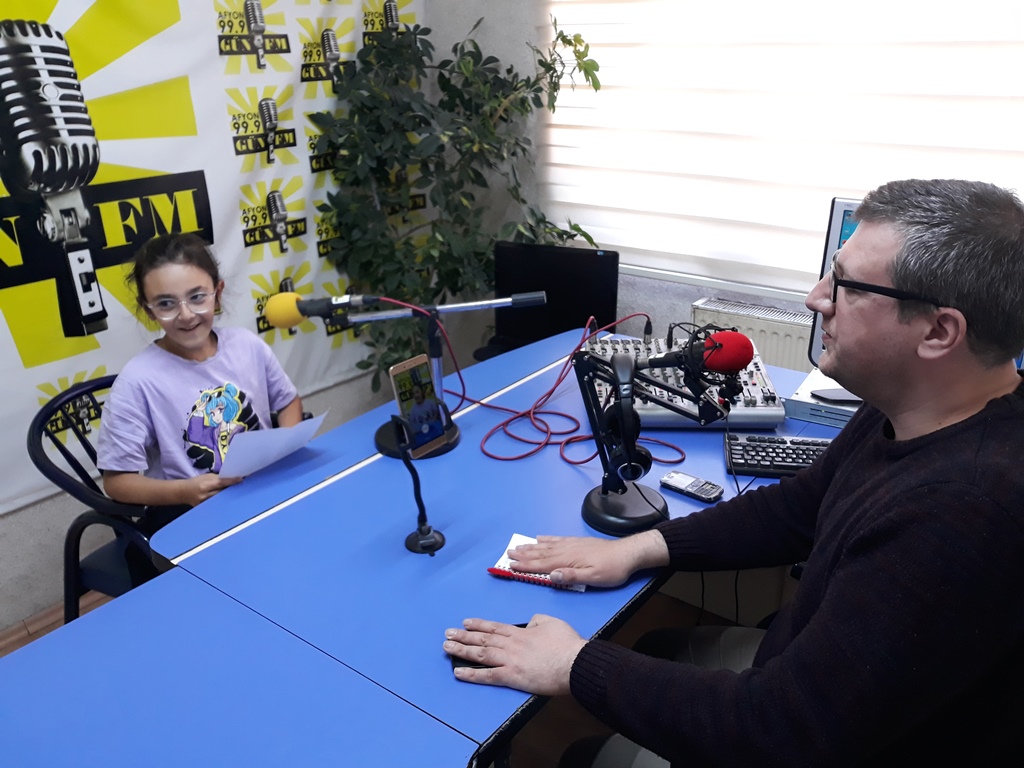 MİNİK ÖĞRENCİLER RADYOCULARI UNUTMADI