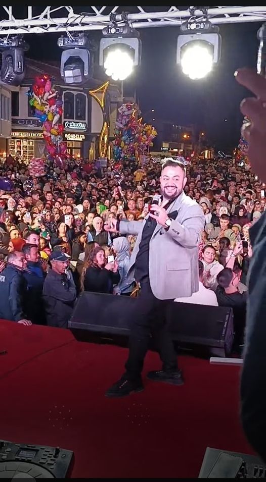 Bolvadin'de Hıdır Şenliğinde Hüseyin Kağıt Konserine Yoğun İlgi