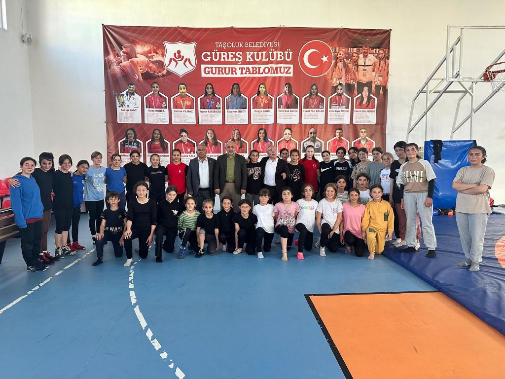 KASAPOĞLU, MİLLİ GÜREŞÇİLERİ ZİYARET ETTİ