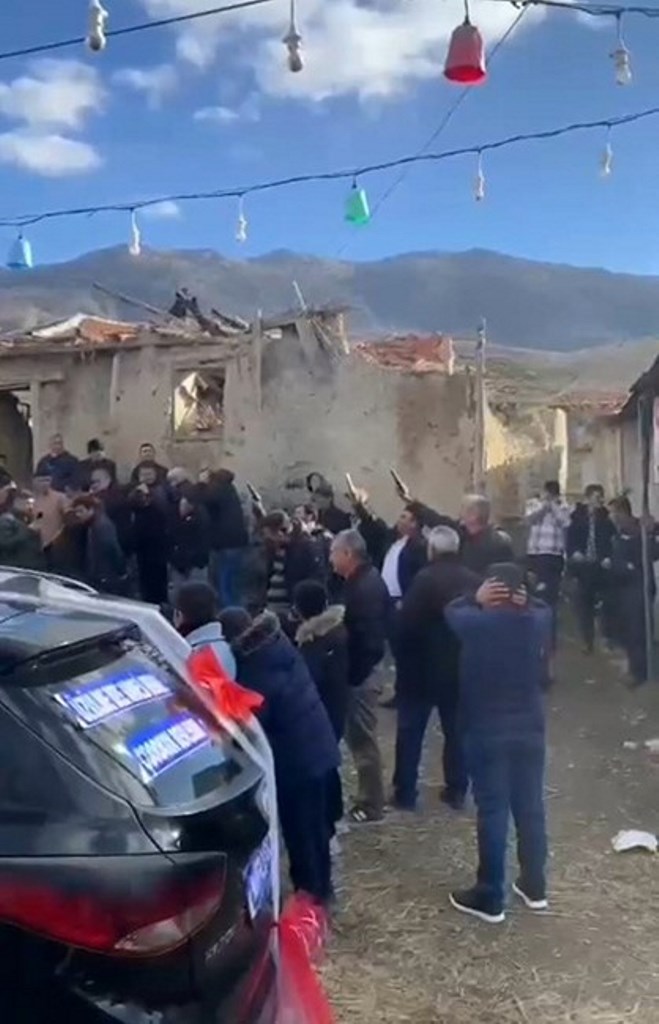 MUHTAR VE BERABERİNDEKİLER GÖZALTINA ALINDI