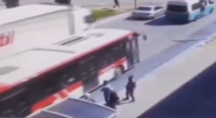 Yaşlı Kadın Tırın Altında Kalarak Can Verdi... Feci kaza kamerada