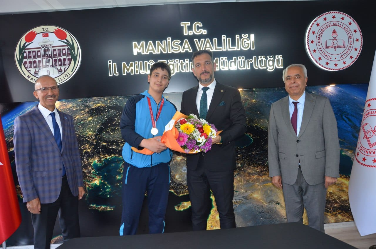 Turgutlu Şadi Turgutlu Ortaokulu Voleybol Takımı Manisa İl Müdürü'nü Ziyaret Etti
