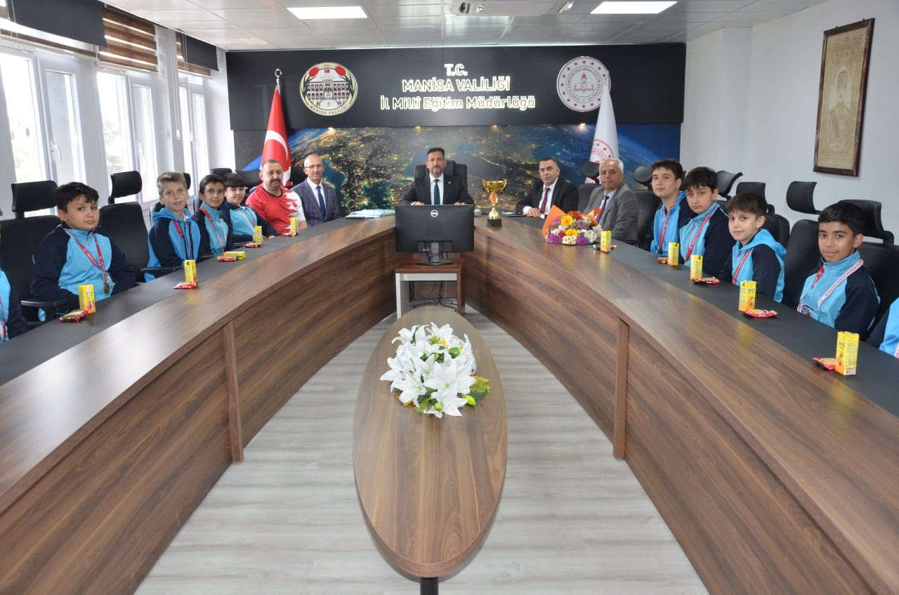 Turgutlu Şadi Turgutlu Ortaokulu Voleybol Takımı Manisa İl Müdürü'nü Ziyaret Etti