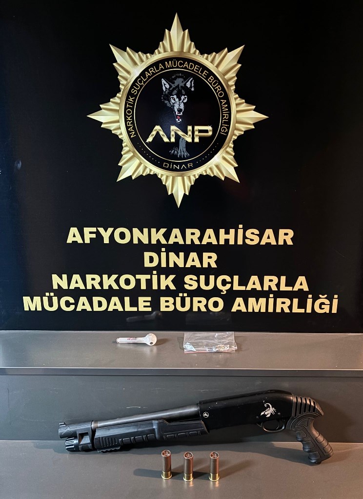 DİNAR'DA ŞÜPHELİ ARAÇTAN UYUŞTURUCU VE RUHSATSIZ TÜFEK ÇIKTI