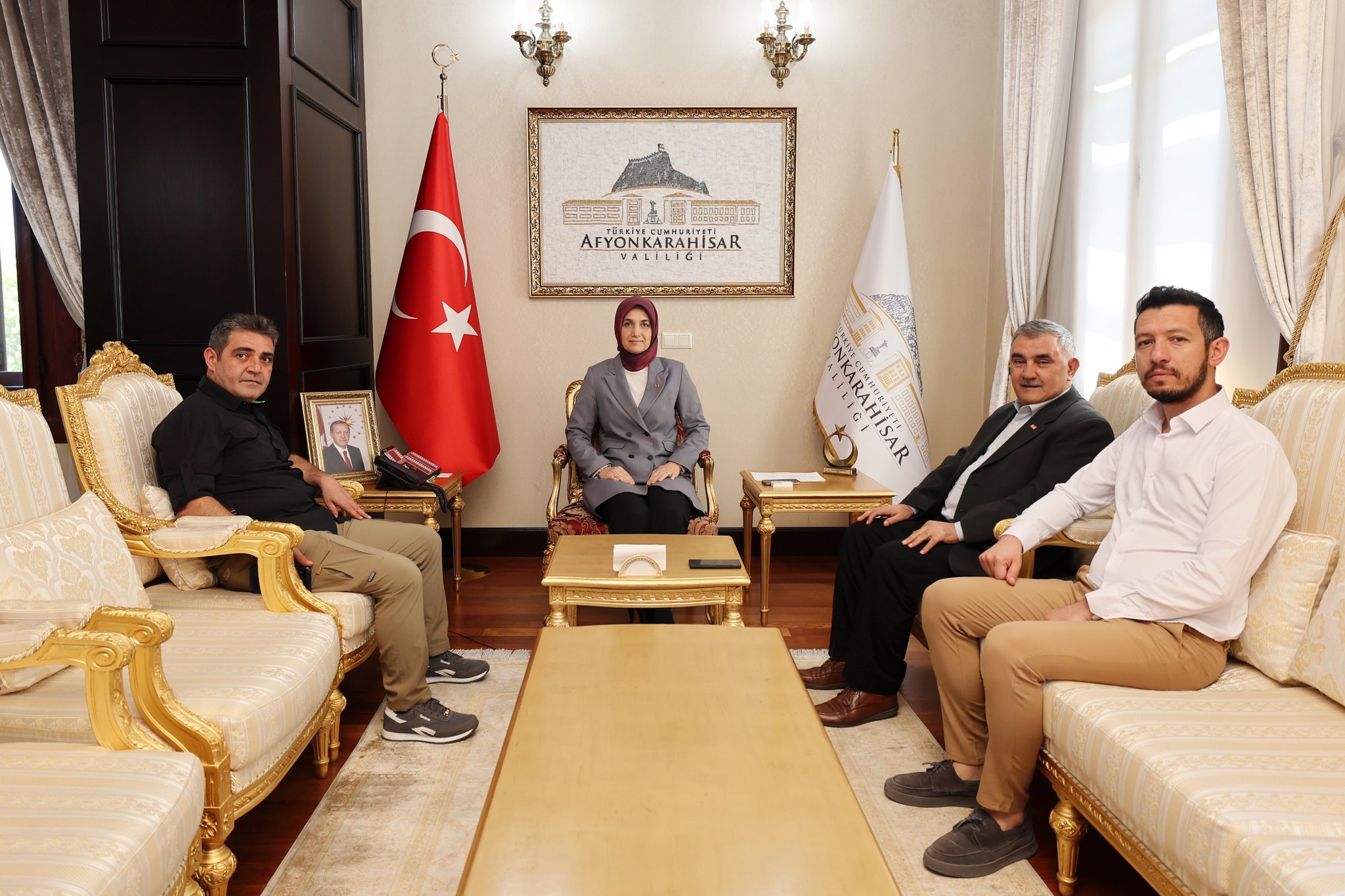 VALİ YİĞİTBAŞI GAZETECİLERİ  MAKAMINDA AĞIRLADI