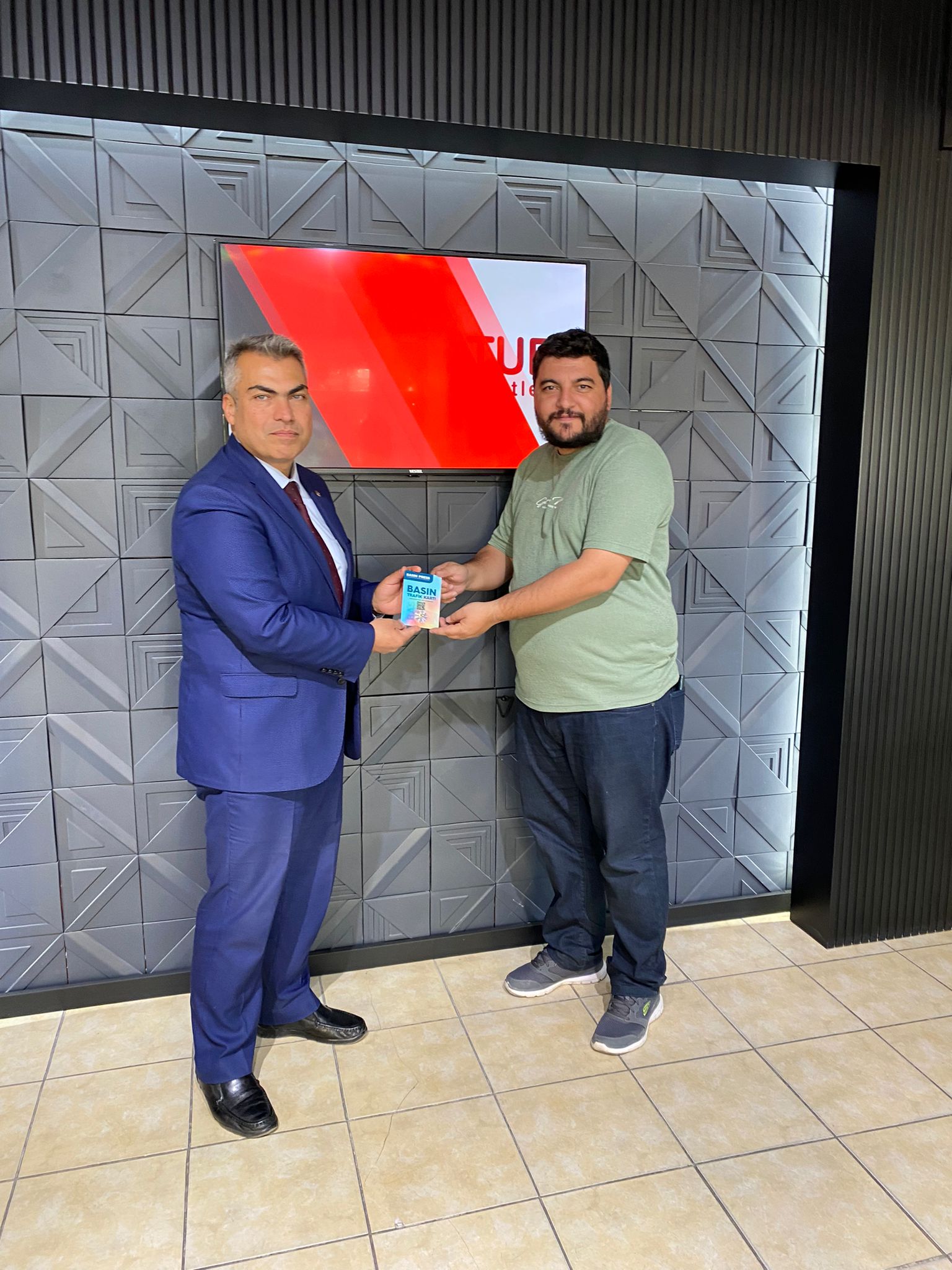 İLETİŞİM BAŞKANLIĞI BÖLGE MÜDÜRÜ ÜLGEN  GAZETECİLERE BASIN TRAFİK KARTLARINI TAKDİM ETTİ