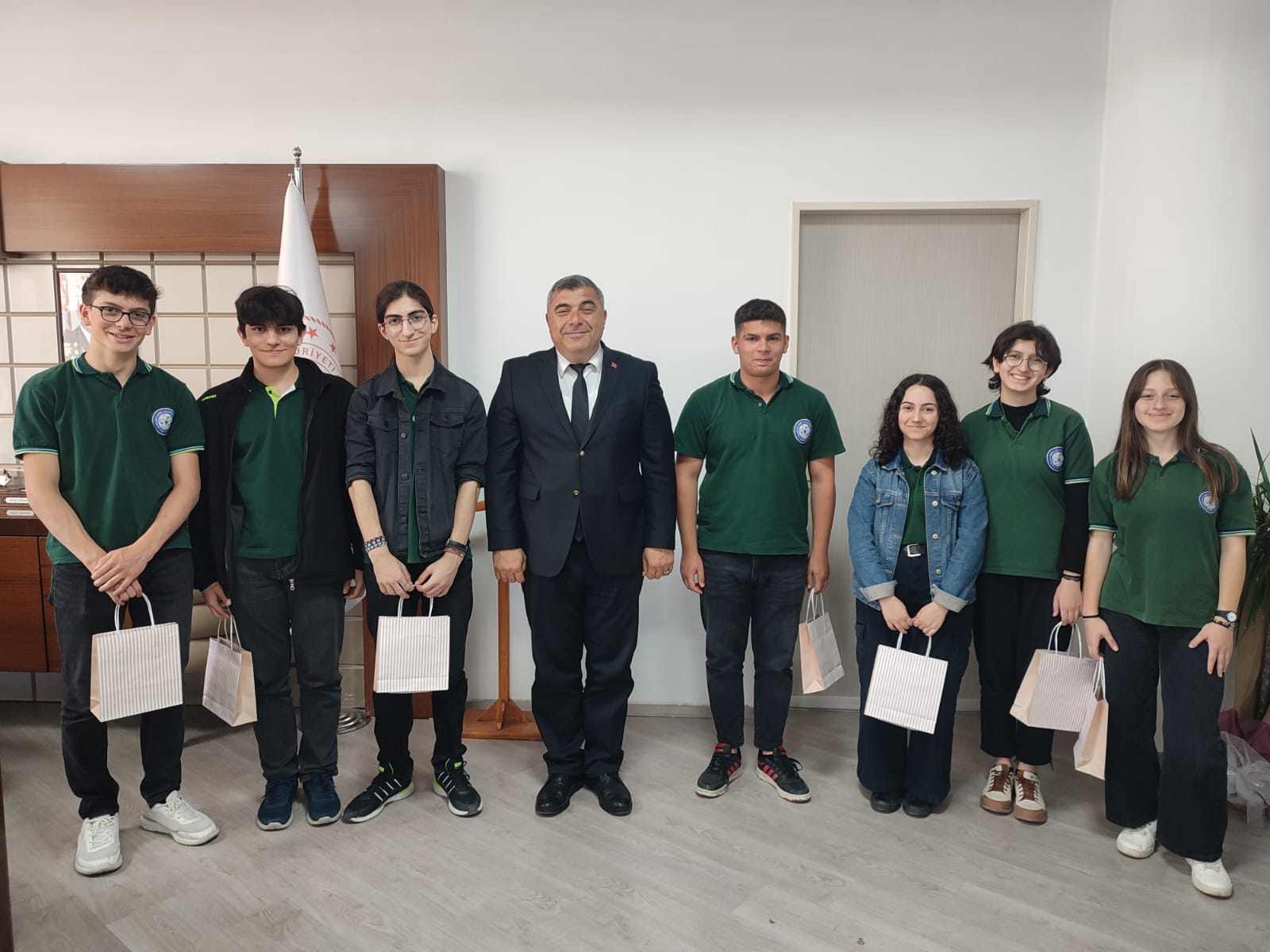 Öğrencilerinden  Müdür Sünnetci’ye Anlamlı Hediye