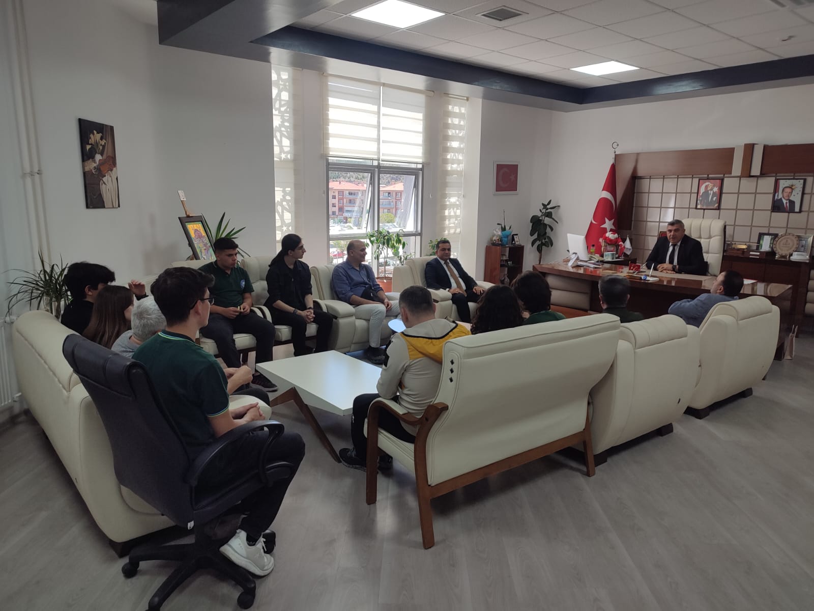 Öğrencilerinden  Müdür Sünnetci’ye Anlamlı Hediye
