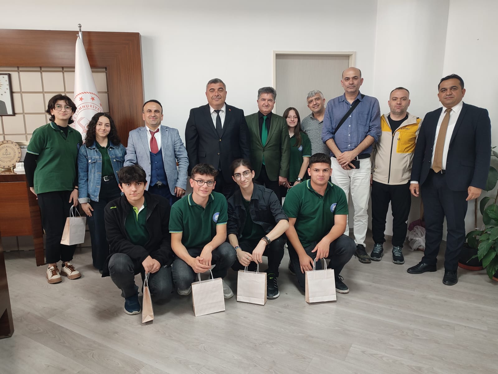 Öğrencilerinden  Müdür Sünnetci’ye Anlamlı Hediye