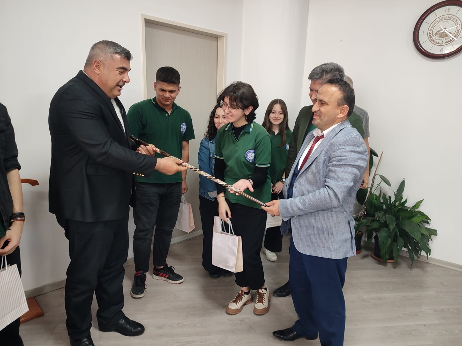 Öğrencilerinden  Müdür Sünnetci’ye Anlamlı Hediye
