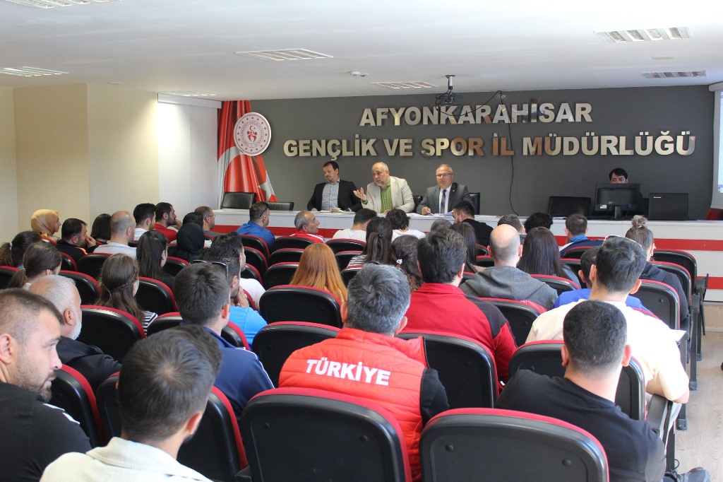 KASAPOĞLU BAŞKANLIĞINDA ANTRENÖR TOPLANTISI YAPILDI