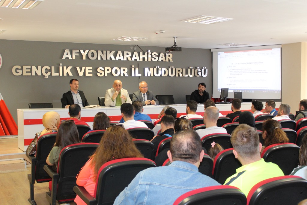 KASAPOĞLU BAŞKANLIĞINDA ANTRENÖR TOPLANTISI YAPILDI