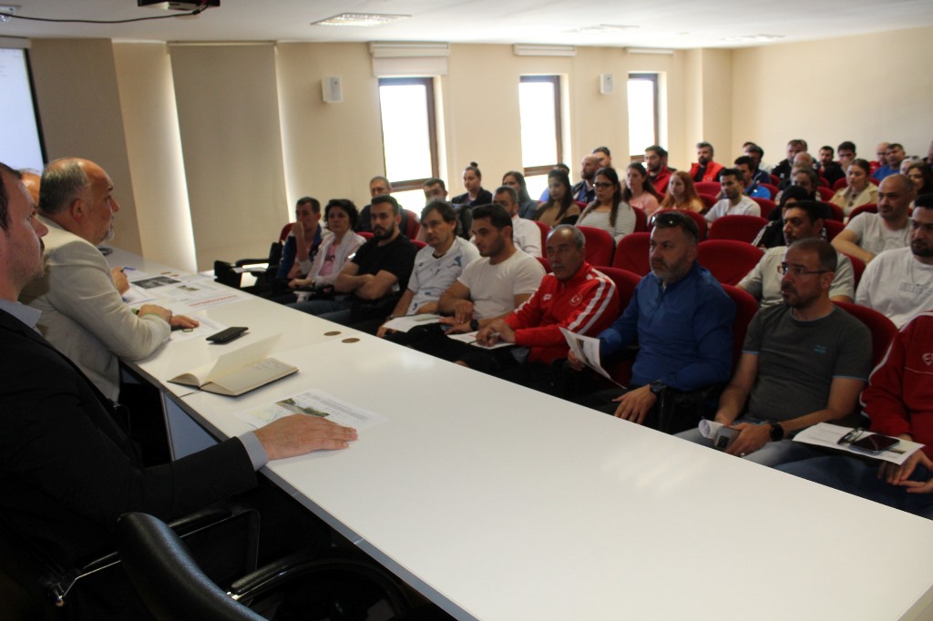 KASAPOĞLU BAŞKANLIĞINDA ANTRENÖR TOPLANTISI YAPILDI