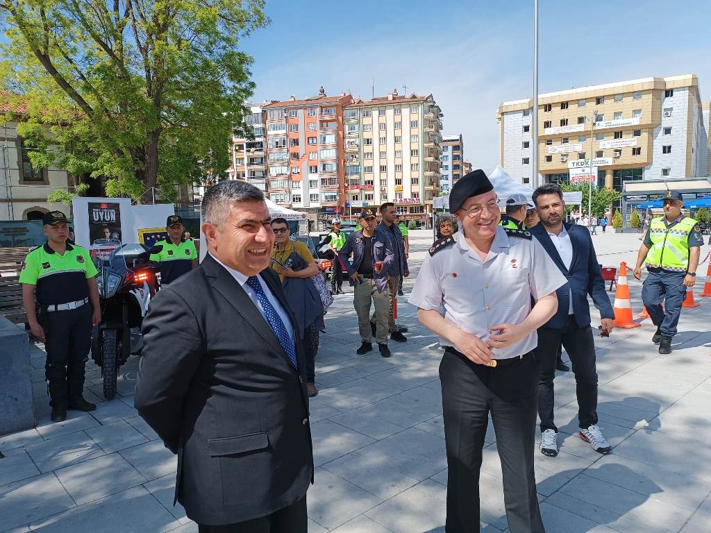 ZAFER MEYDANI'NDA 'HAYATA SAYGI DURUŞU'