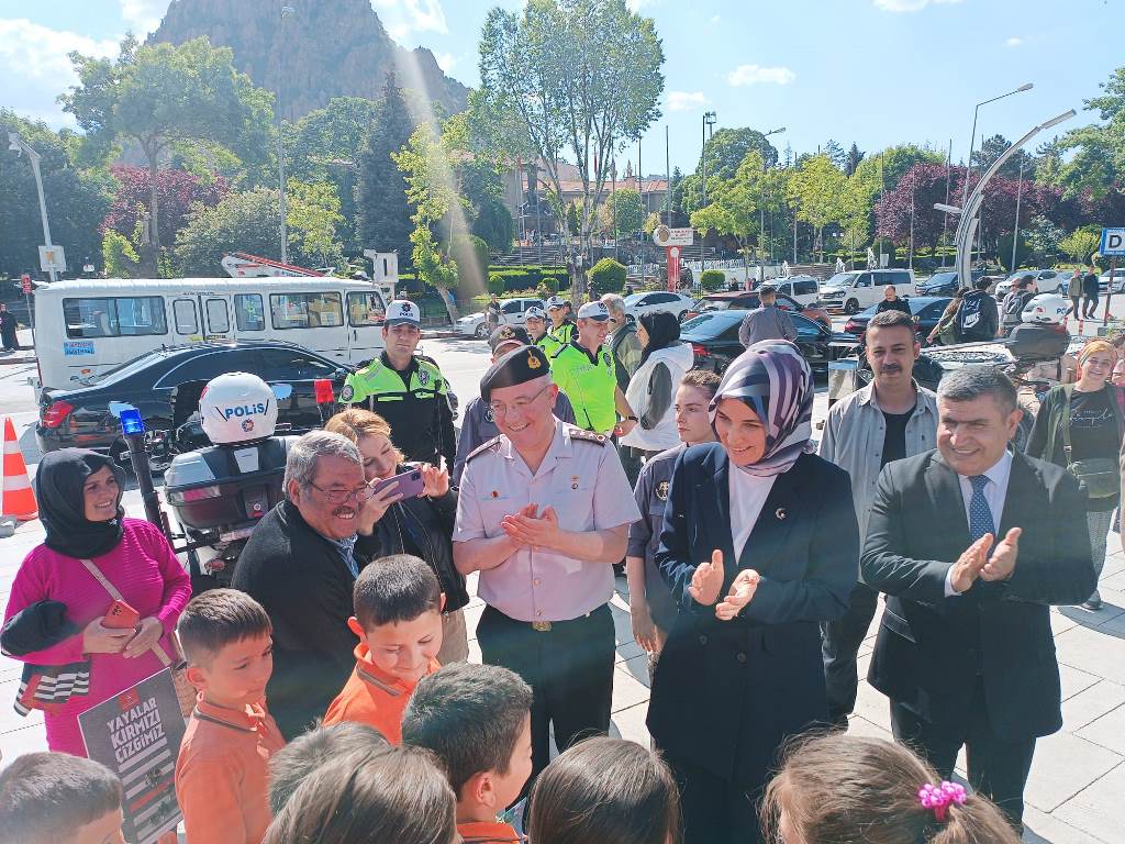 ZAFER MEYDANI'NDA 'HAYATA SAYGI DURUŞU'