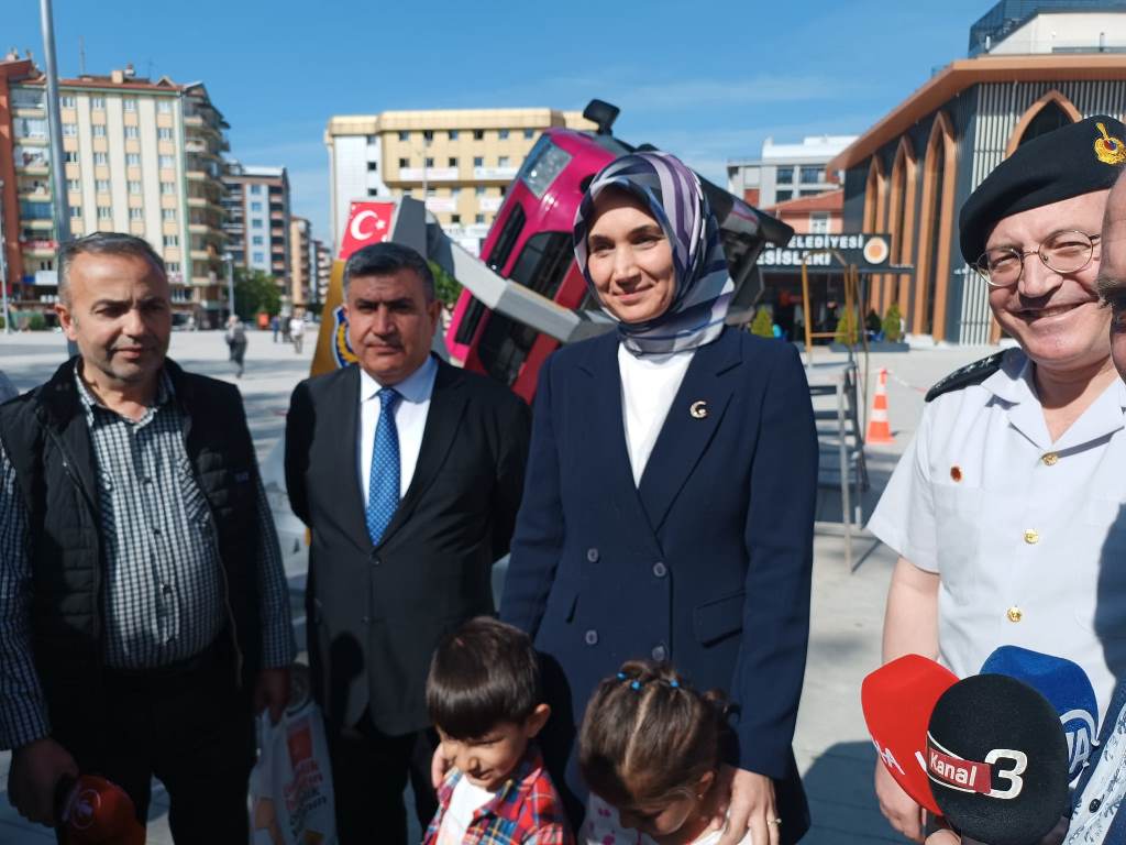 ZAFER MEYDANI'NDA 'HAYATA SAYGI DURUŞU'