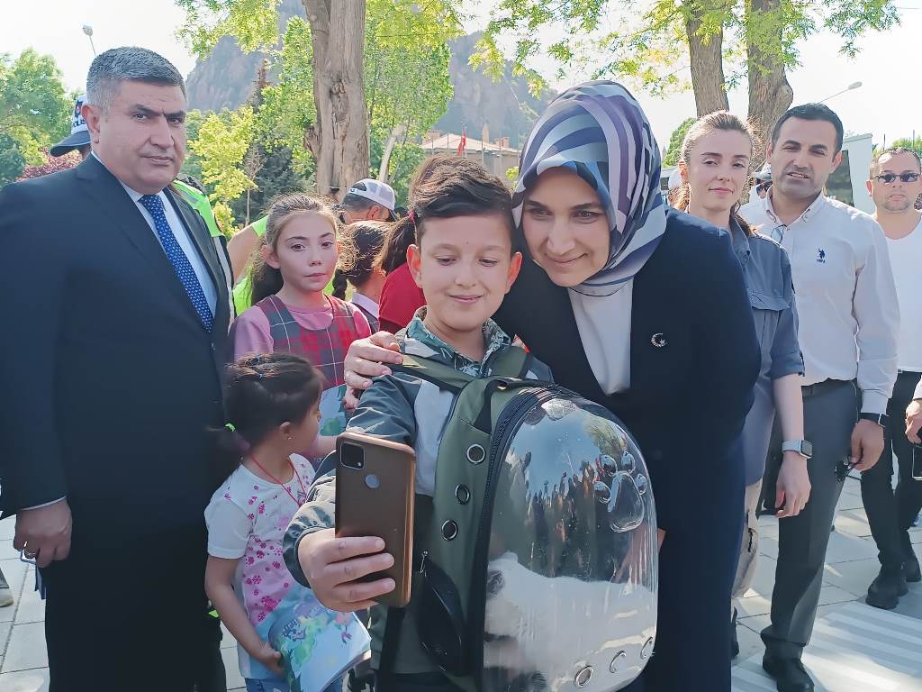 ZAFER MEYDANI'NDA 'HAYATA SAYGI DURUŞU'