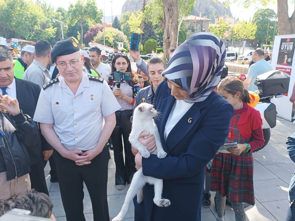 ZAFER MEYDANI'NDA 'HAYATA SAYGI DURUŞU'