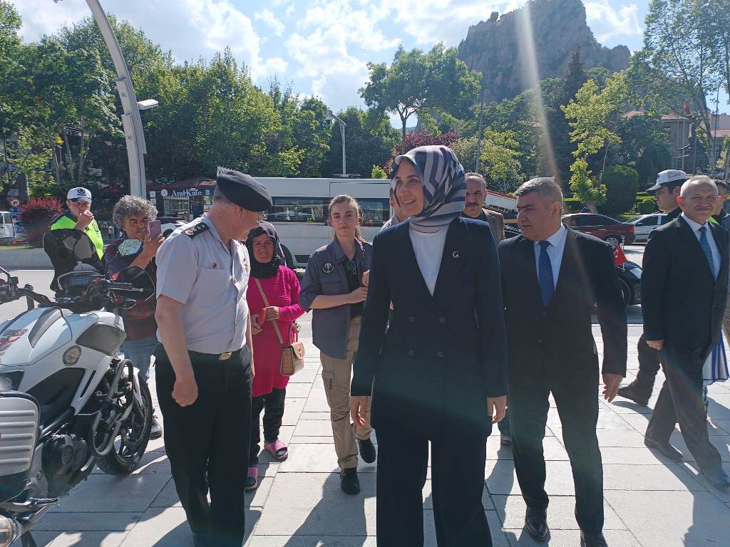 ZAFER MEYDANI'NDA 'HAYATA SAYGI DURUŞU'