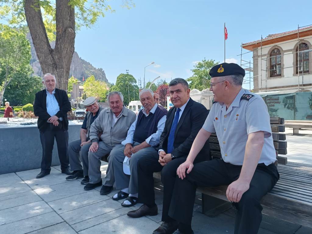 ZAFER MEYDANI'NDA 'HAYATA SAYGI DURUŞU'