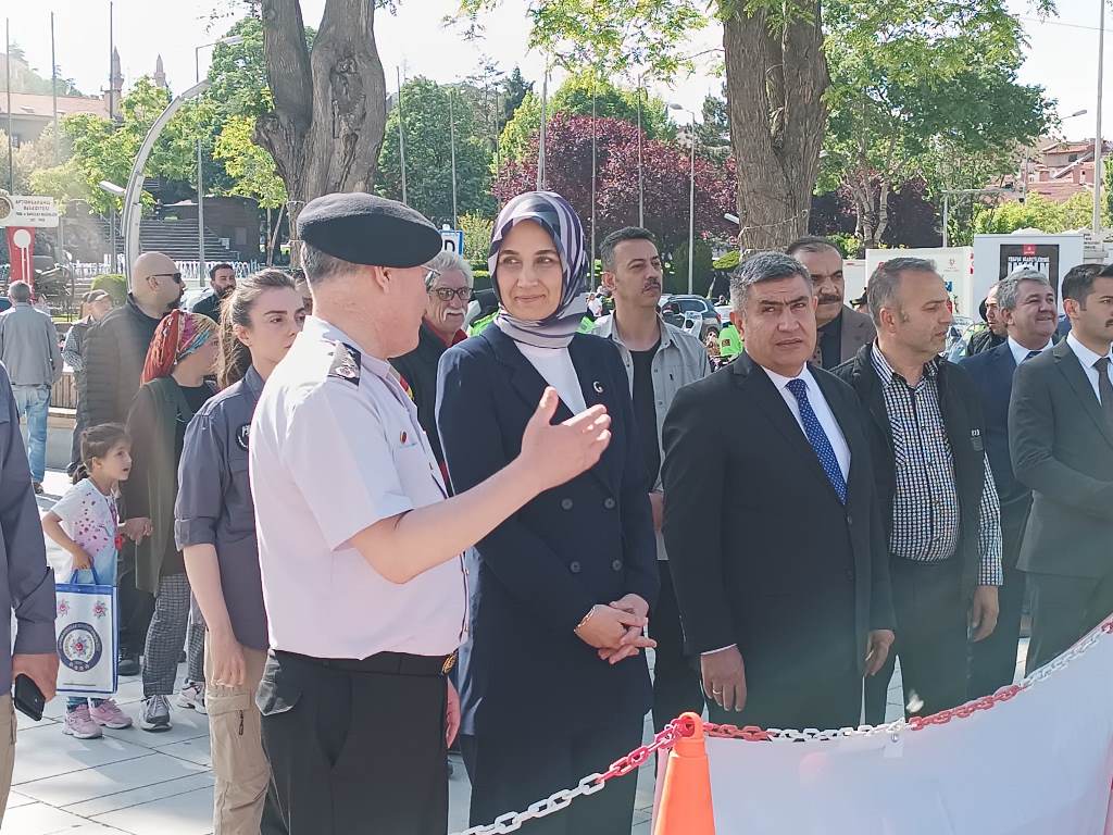ZAFER MEYDANI'NDA 'HAYATA SAYGI DURUŞU'