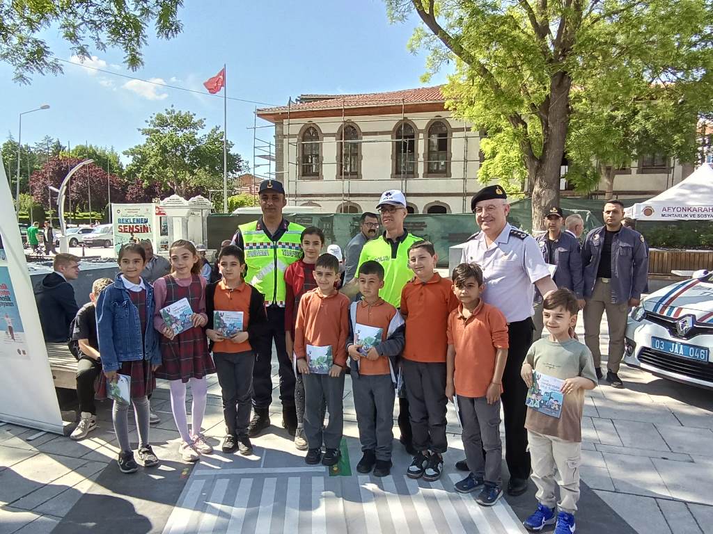 ZAFER MEYDANI'NDA 'HAYATA SAYGI DURUŞU'