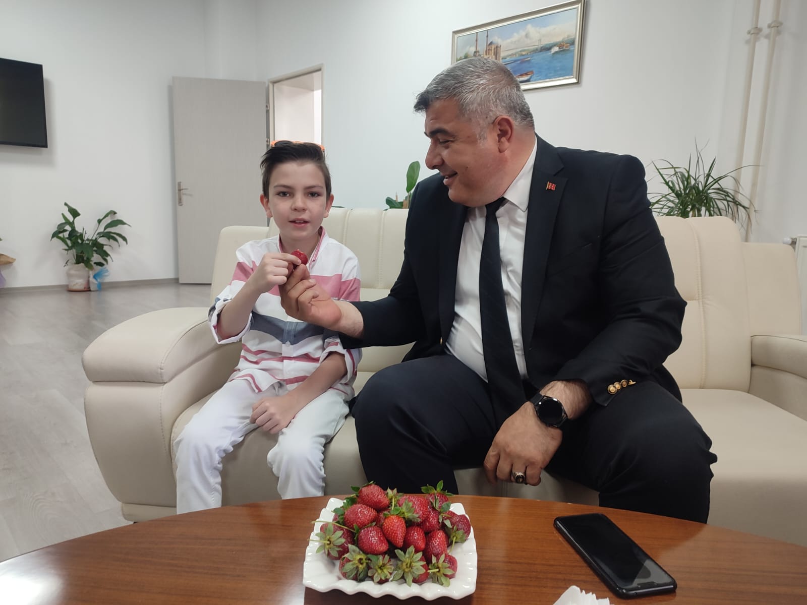 MÜDÜR SUNNETCİ  ÖĞRENCİ İLE YAKINDAN İLGİLENDİ