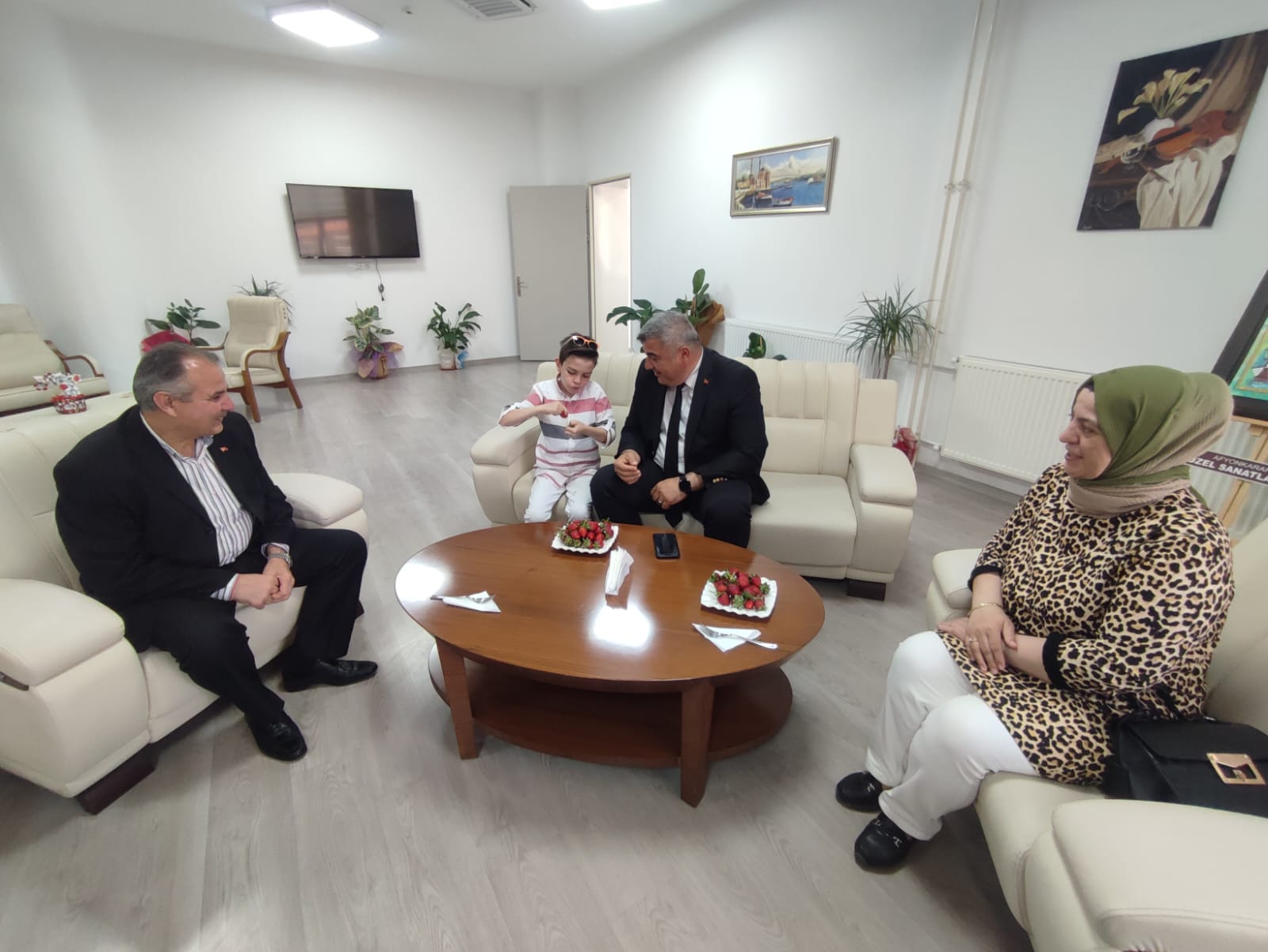 MÜDÜR SUNNETCİ  ÖĞRENCİ İLE YAKINDAN İLGİLENDİ