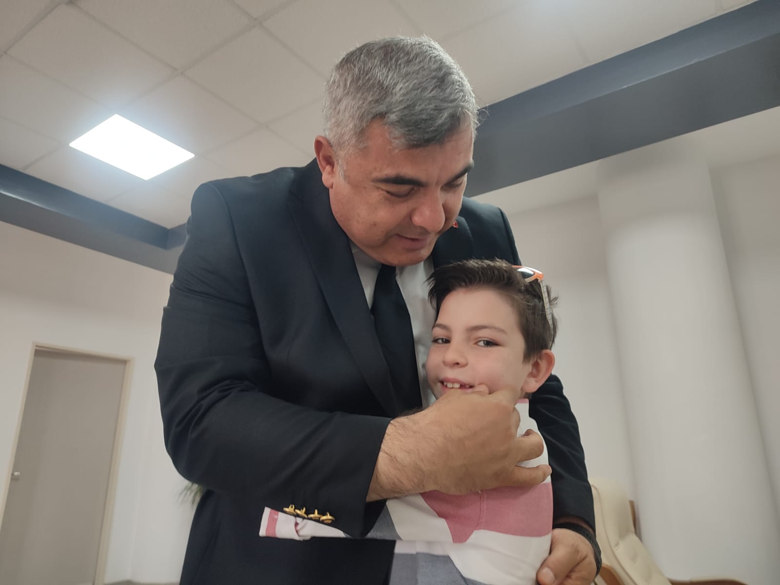 MÜDÜR SUNNETCİ  ÖĞRENCİ İLE YAKINDAN İLGİLENDİ