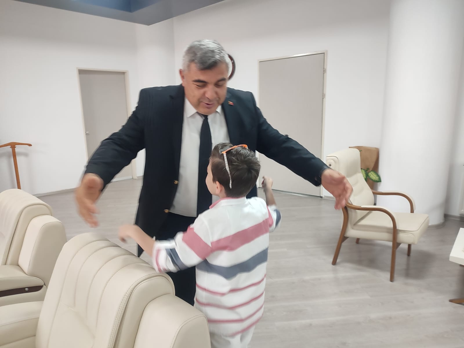 MÜDÜR SUNNETCİ  ÖĞRENCİ İLE YAKINDAN İLGİLENDİ