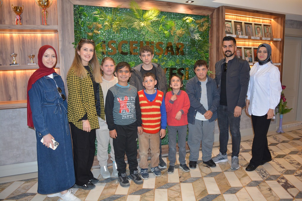 ÖZEL ÖĞRENCİLER BAŞKAN KILINÇARSLAN'I ZİYARET ETTİ