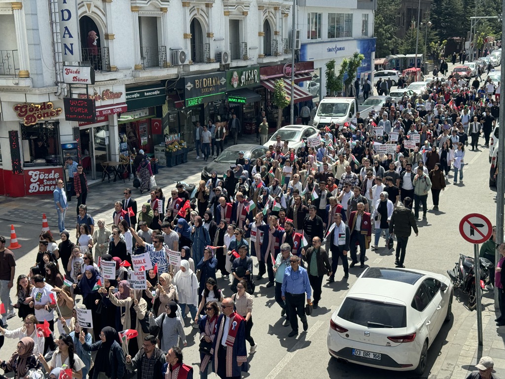 ÜNİVERSİTELİLER İSRAİL'İN GAZZE'YE SALDIRILARINI PROTESTO ETTİ