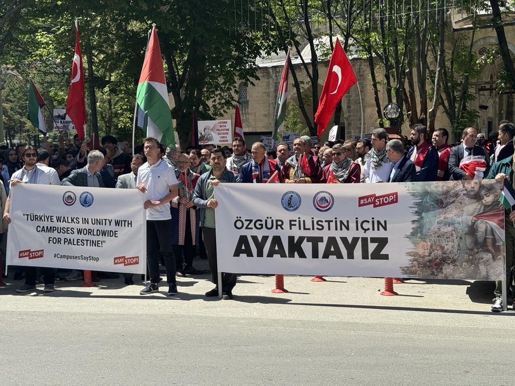 ÜNİVERSİTELİLER İSRAİL'İN GAZZE'YE SALDIRILARINI PROTESTO ETTİ
