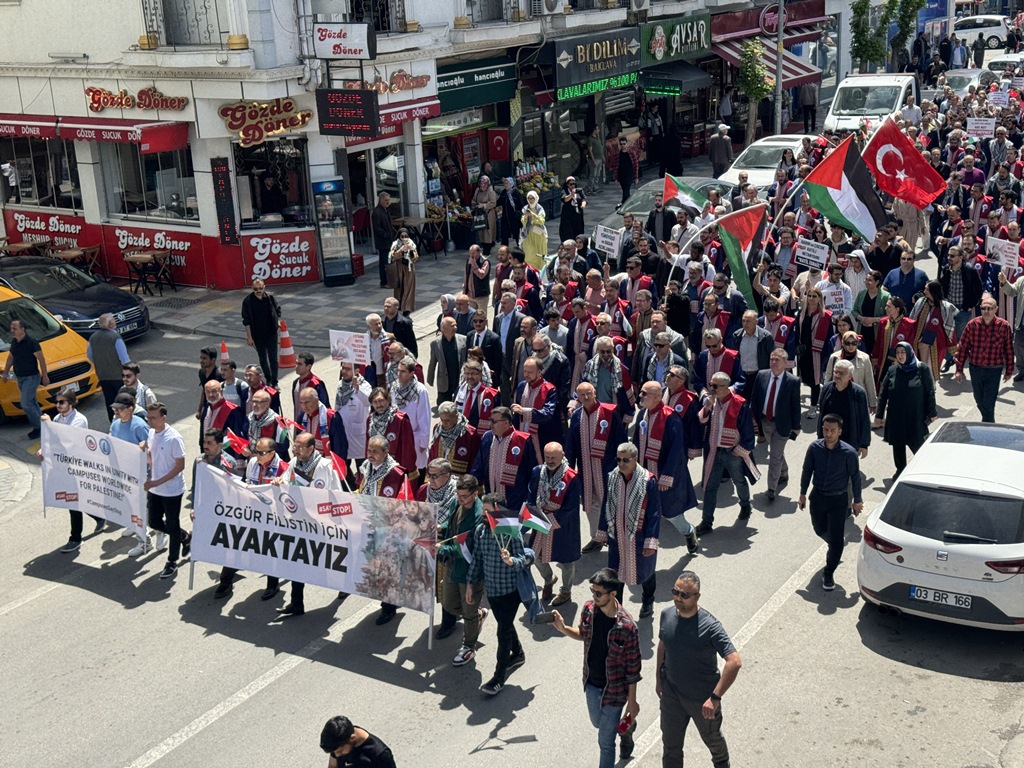 ÜNİVERSİTELİLER İSRAİL'İN GAZZE'YE SALDIRILARINI PROTESTO ETTİ