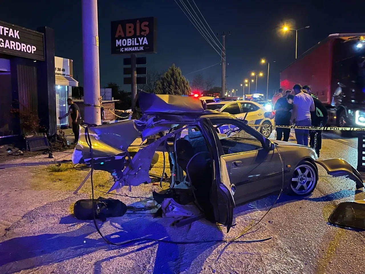 Elektrik Direğine Çarpan Otomobil İkiye Bölündü!