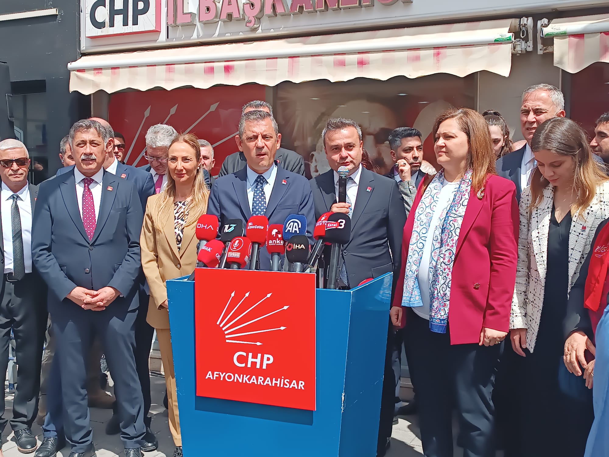 CHP GENEL BAŞKANI ÖZGÜR ÖZEL, CHP İL BAŞKANLIĞINI ZİYARET ETTİ