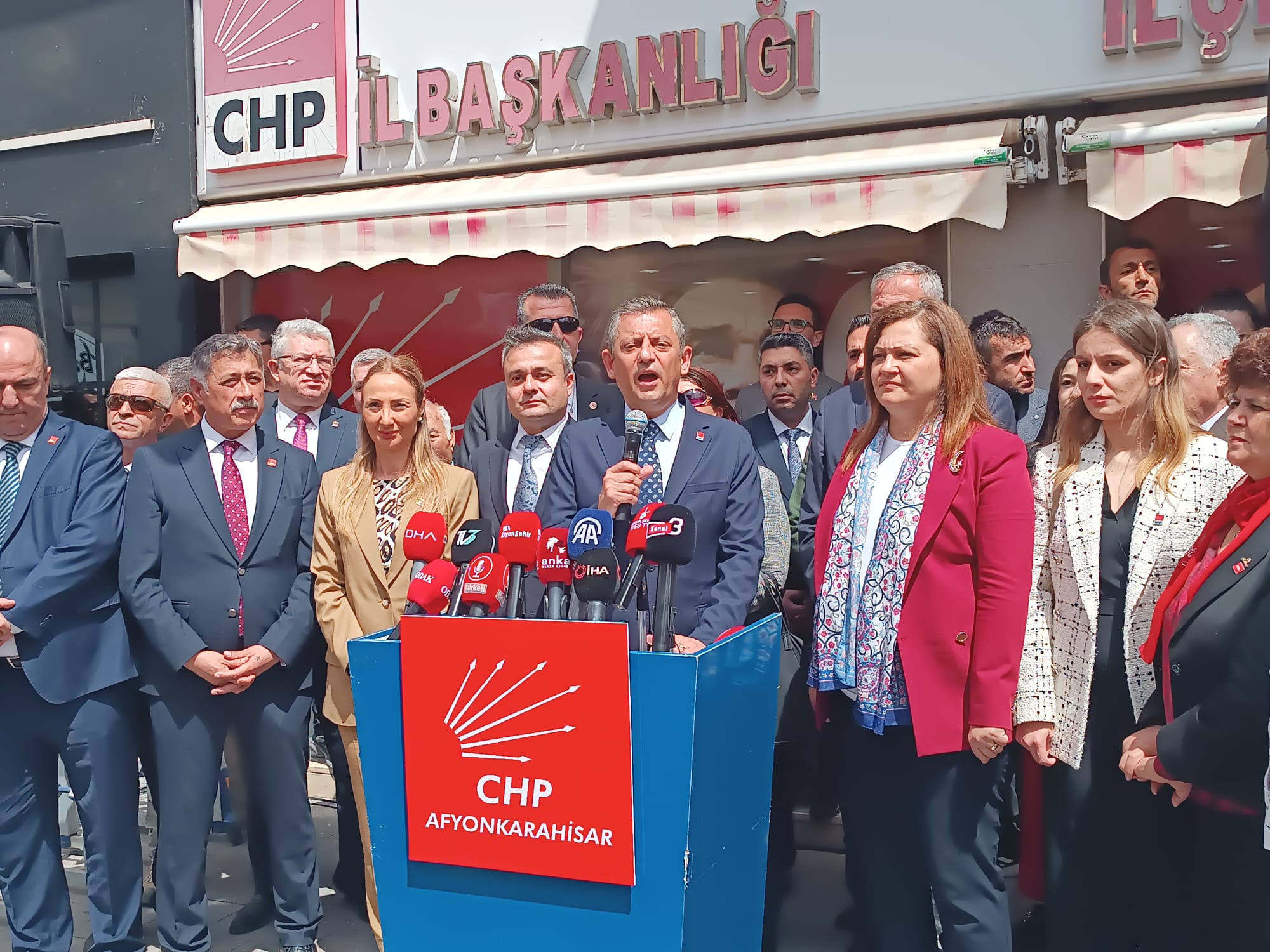 CHP GENEL BAŞKANI ÖZGÜR ÖZEL, CHP İL BAŞKANLIĞINI ZİYARET ETTİ