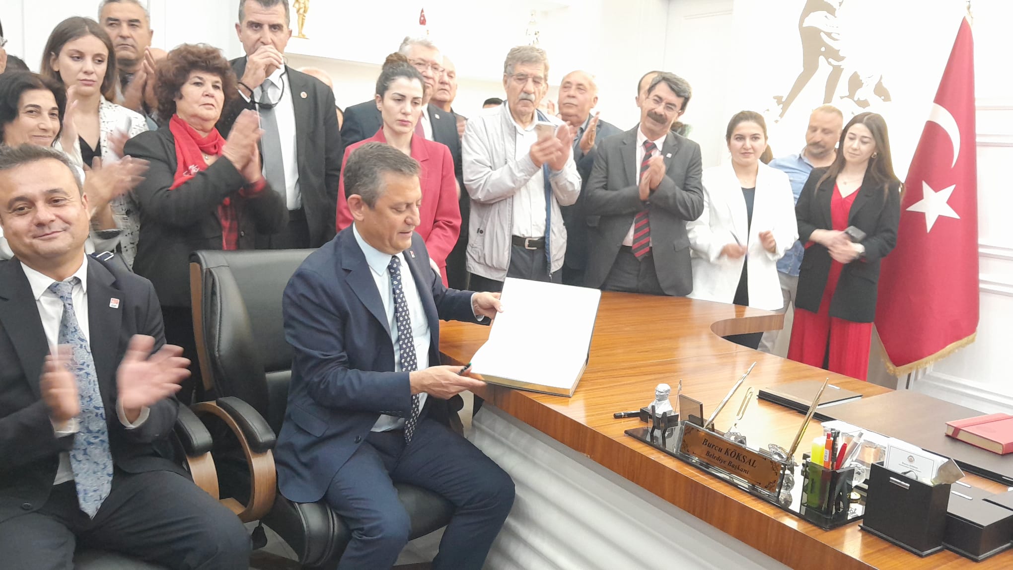 Özel Belediye Defterini İmzaladı