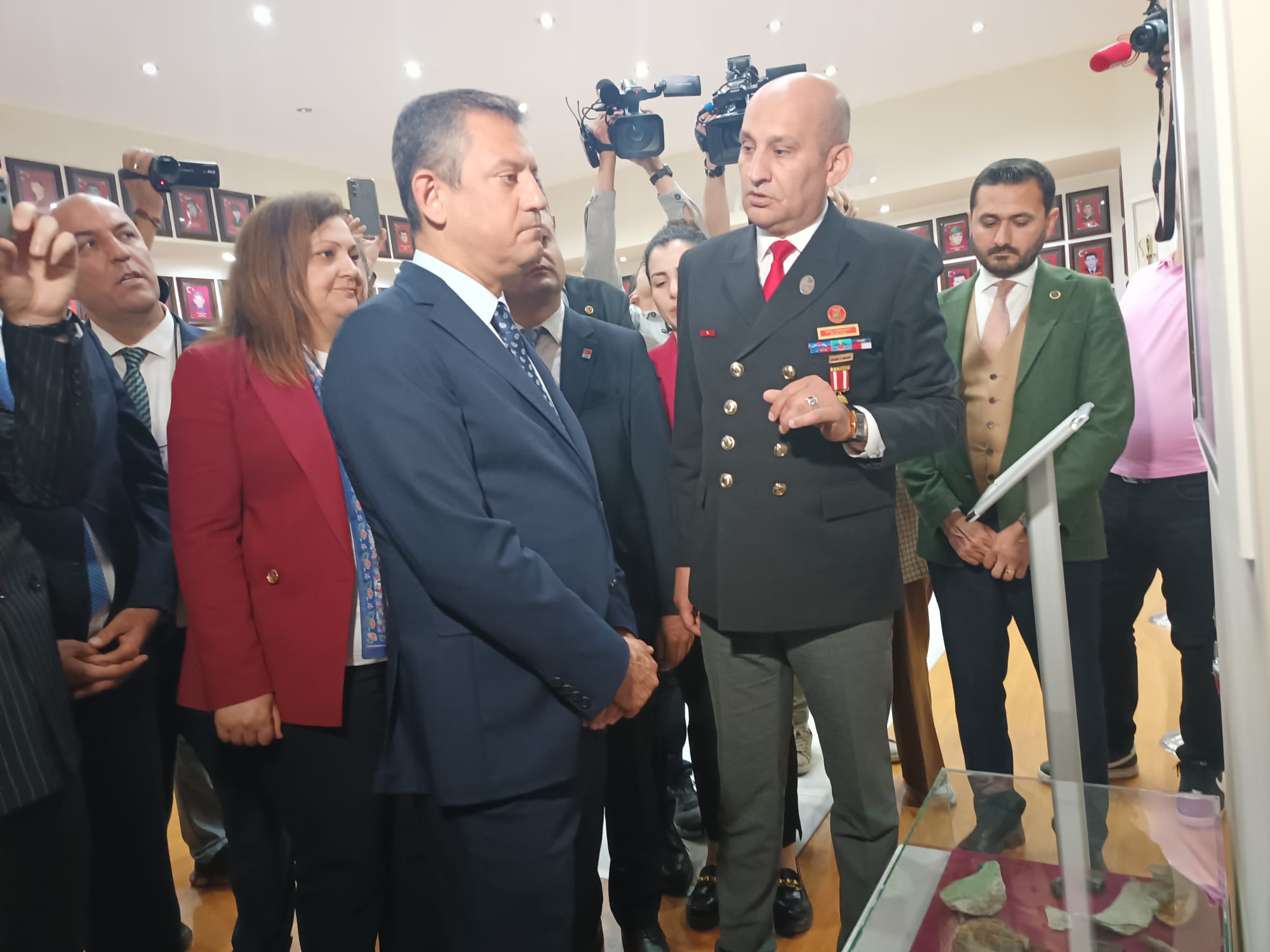 CHP Lideri Özel, Harp Malulü Gaziler ve Şehitler Derneği'ni Ziyaret Etti
