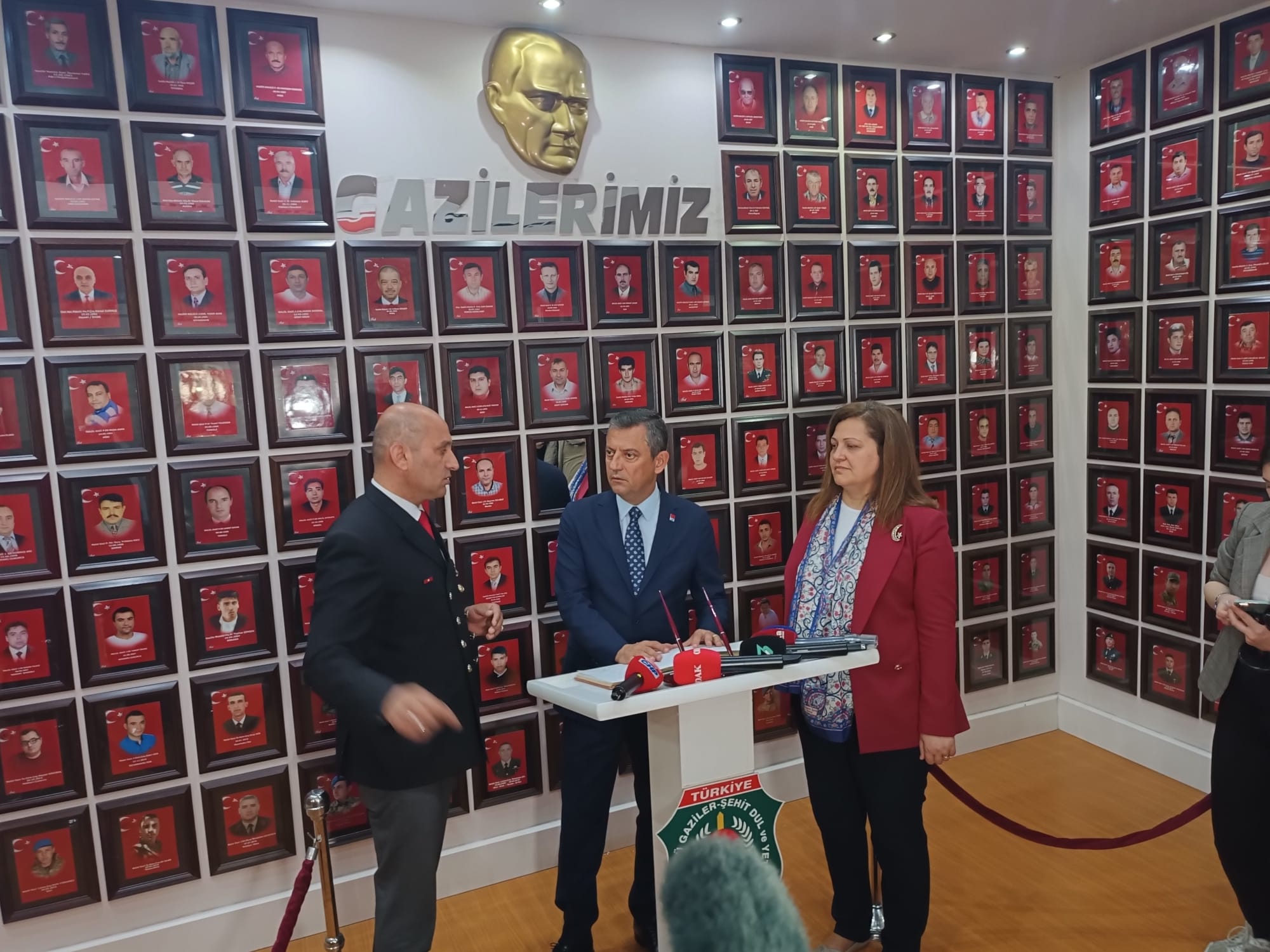 CHP Lideri Özel, Harp Malulü Gaziler ve Şehitler Derneği'ni Ziyaret Etti