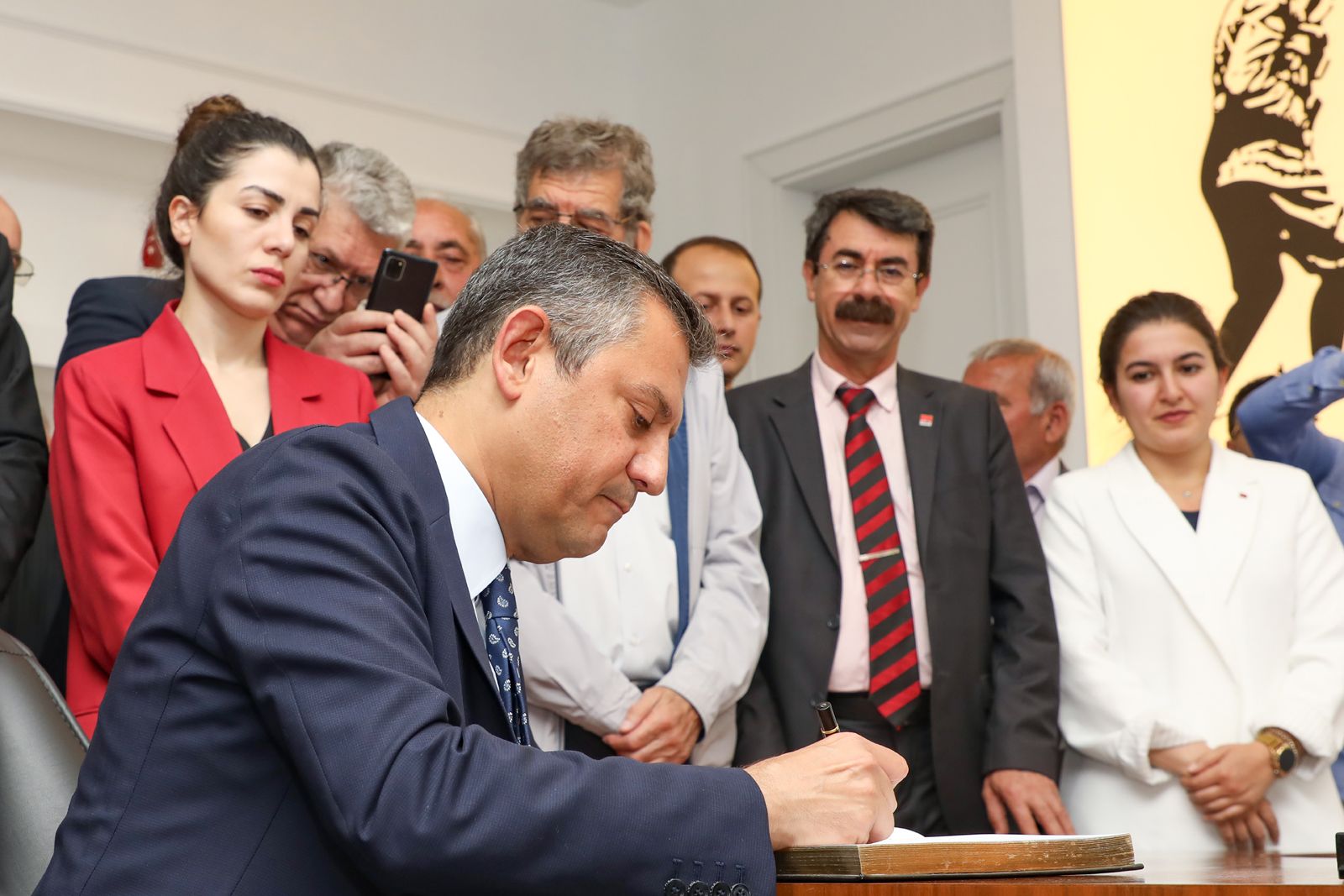 GENEL BAŞKAN ÖZEL’DEN KÖKSAL’A ÖVGÜ