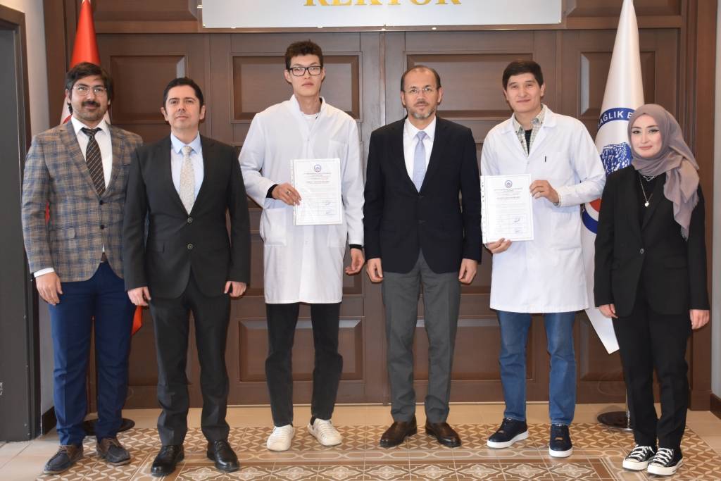 Uluslararası Öğrencilere Sertifikalarını Rektör Okumuş Takdim Etti