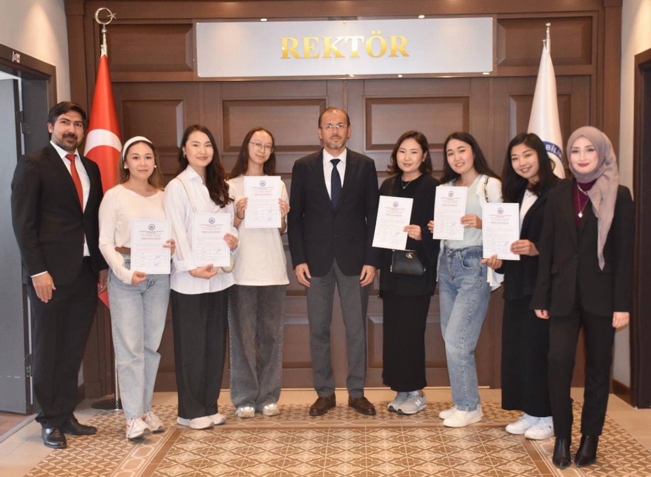Uluslararası Öğrencilere Sertifikalarını Rektör Okumuş Takdim Etti