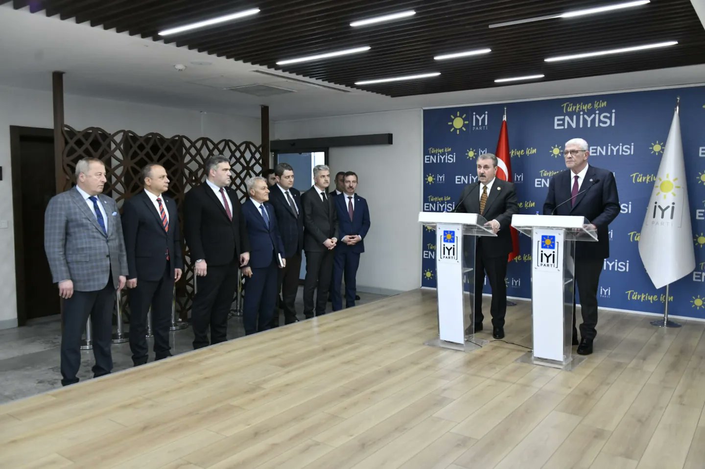 OLGUN BBP LİDERİNİ KAPIDA KARŞILADI